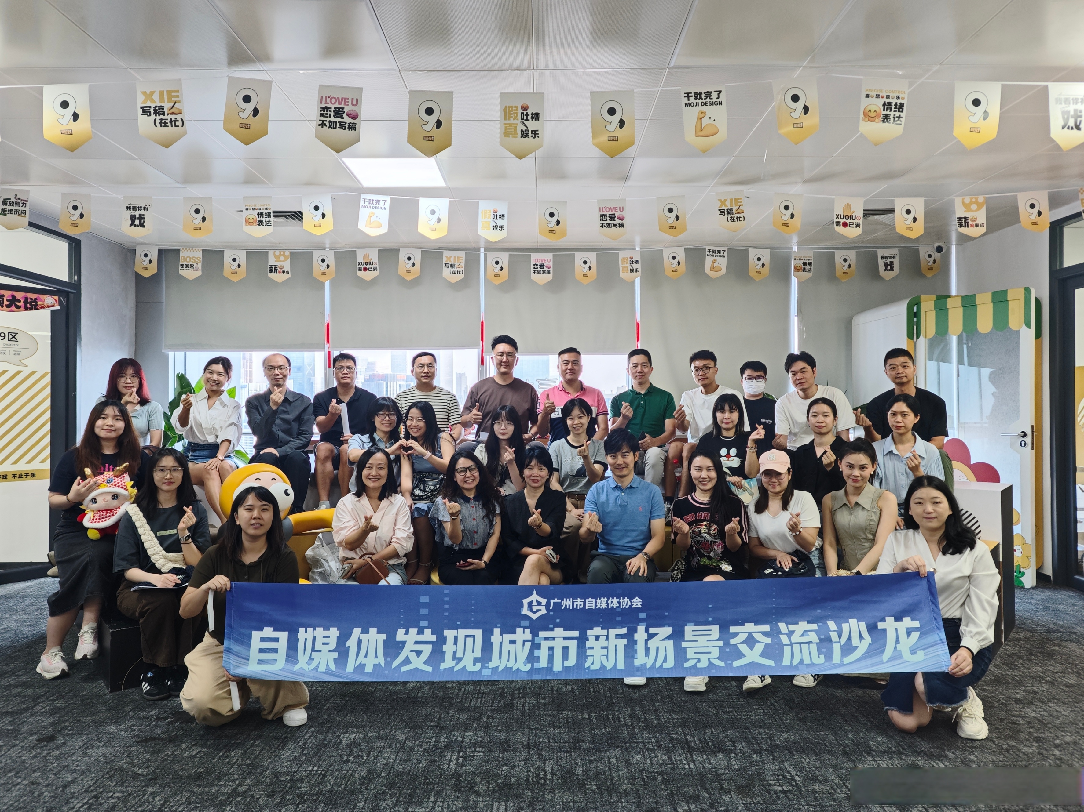 广州富力队员接受采访，展望未来比赛的简单介绍